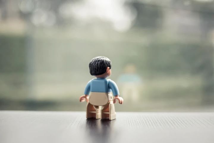 Een Lego-poppetje alleen, van achteren gezien
