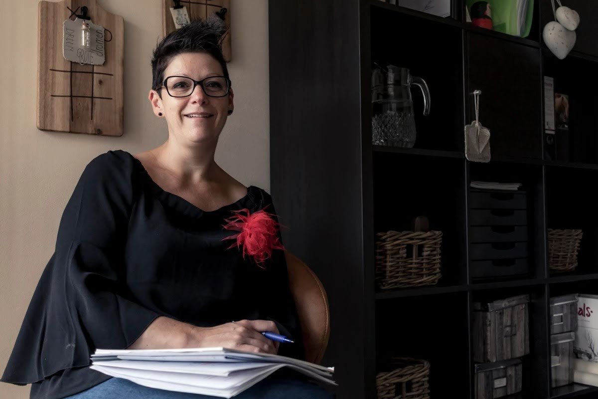 Daniella Wellens aan het werk in haar kantoor, met notities in de hand