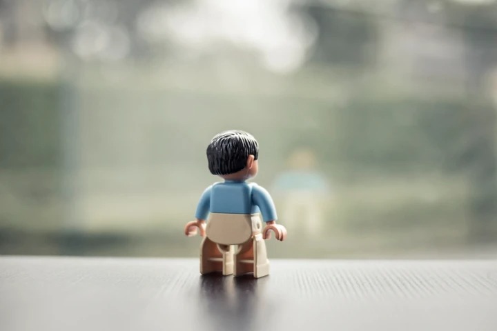 Een Lego-poppetje alleen, van achteren gezien